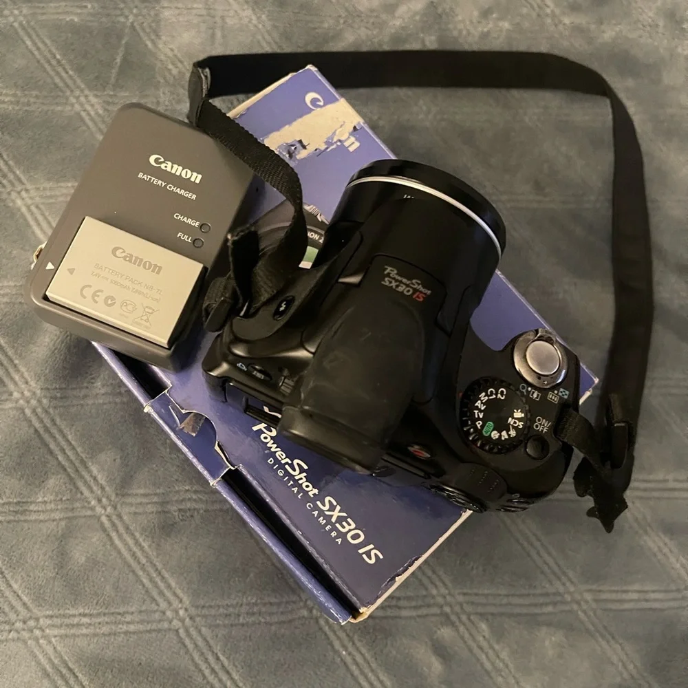 Canon PowerShot SX30 IS 35X Zoom 14.1MP Digital Camera Charger Battery & Box